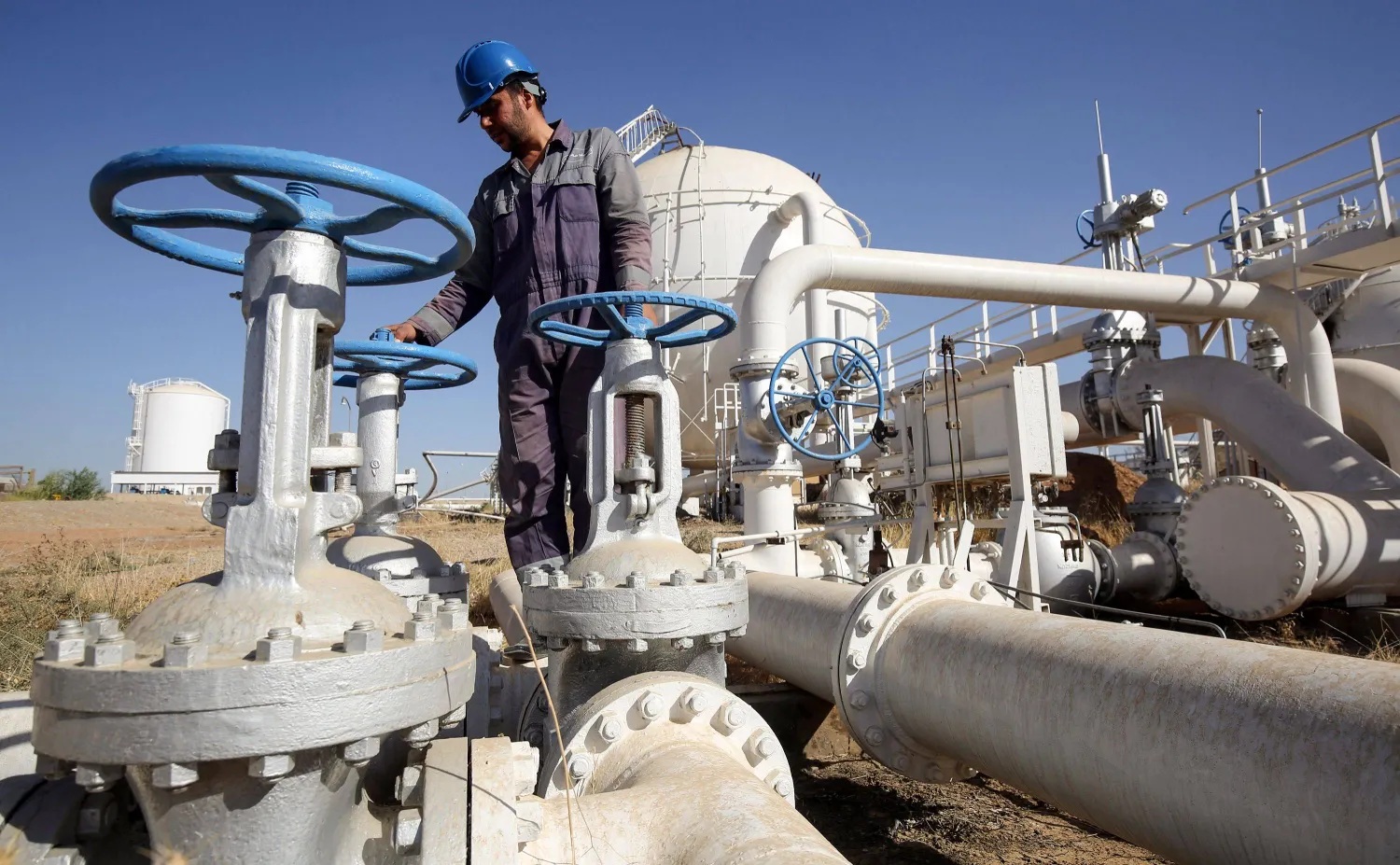 War Impact Cuts Iraq Oil Output to 800,000 Barrels Per Day