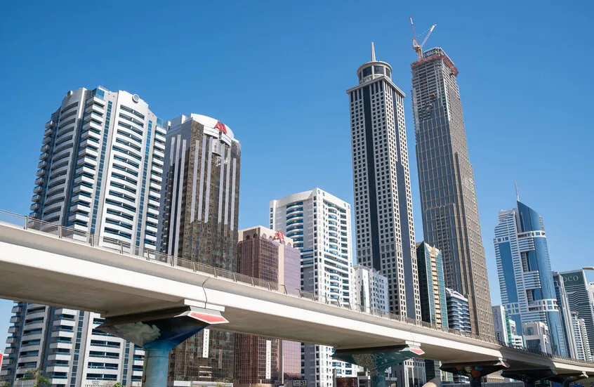 سقوط شظايا على مبنى أوراكل في دبي دون إصابات