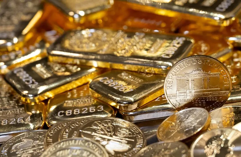 Gold Declines on Inflation and Rate Hike Expectations