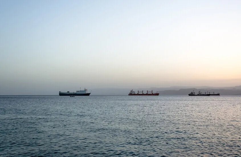 مقذوفات مجهولة تستهدف سفينة حاويات قبالة عمان وسط تصعيد عسكري في المنطقة