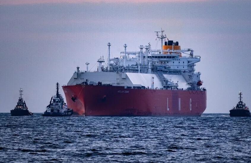 Despite US Blockade: Maritime Data Reveals Iran Continues Oil Loading Through Strait of Hormuz