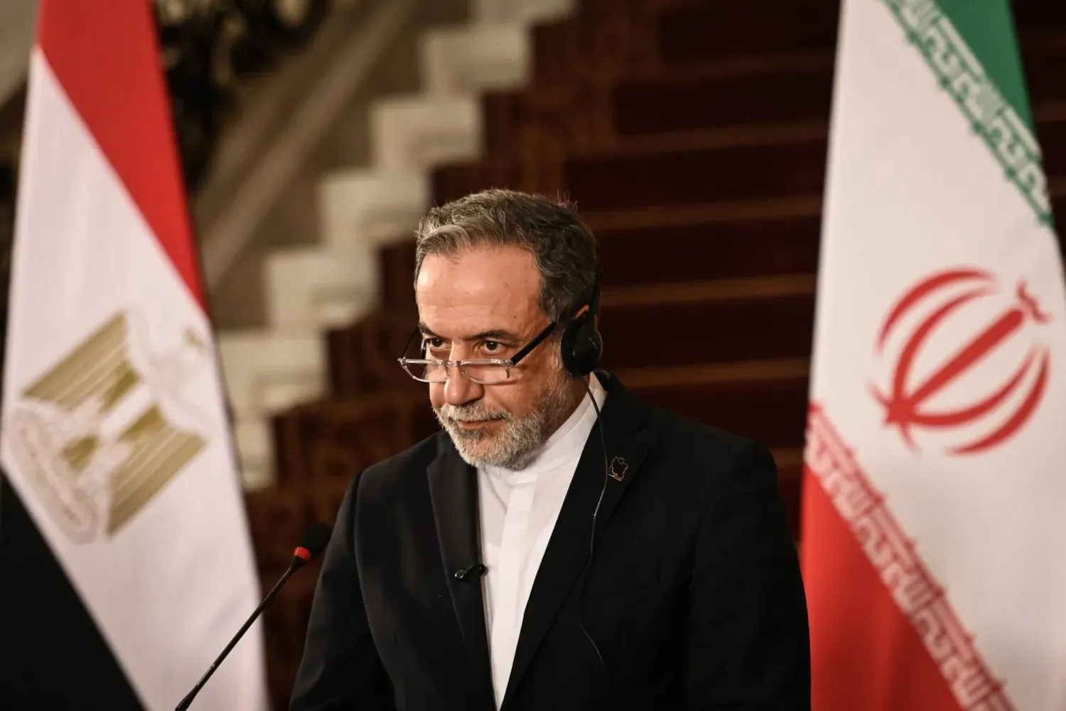 Araghchi Conveys Tehran's "Red Lines" to Washington via Pakistani Mediation for 2026