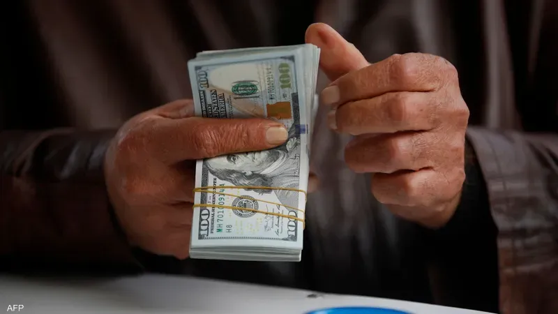 استمرار تراجع أسعار الدولار أمام الدينار بالأسواق المحلية