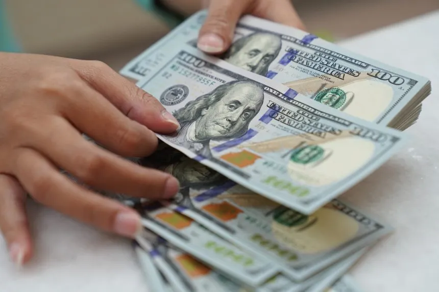 الدولار يتجه لأكبر مكاسب أسبوعية في شهرين