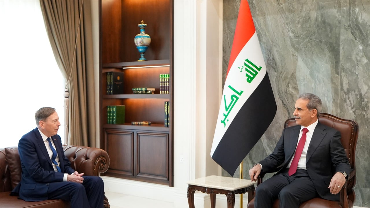 القاضي زيدان يشكر بترايوس على جهوده التي بذلها خلال فترة عمله في العراق.