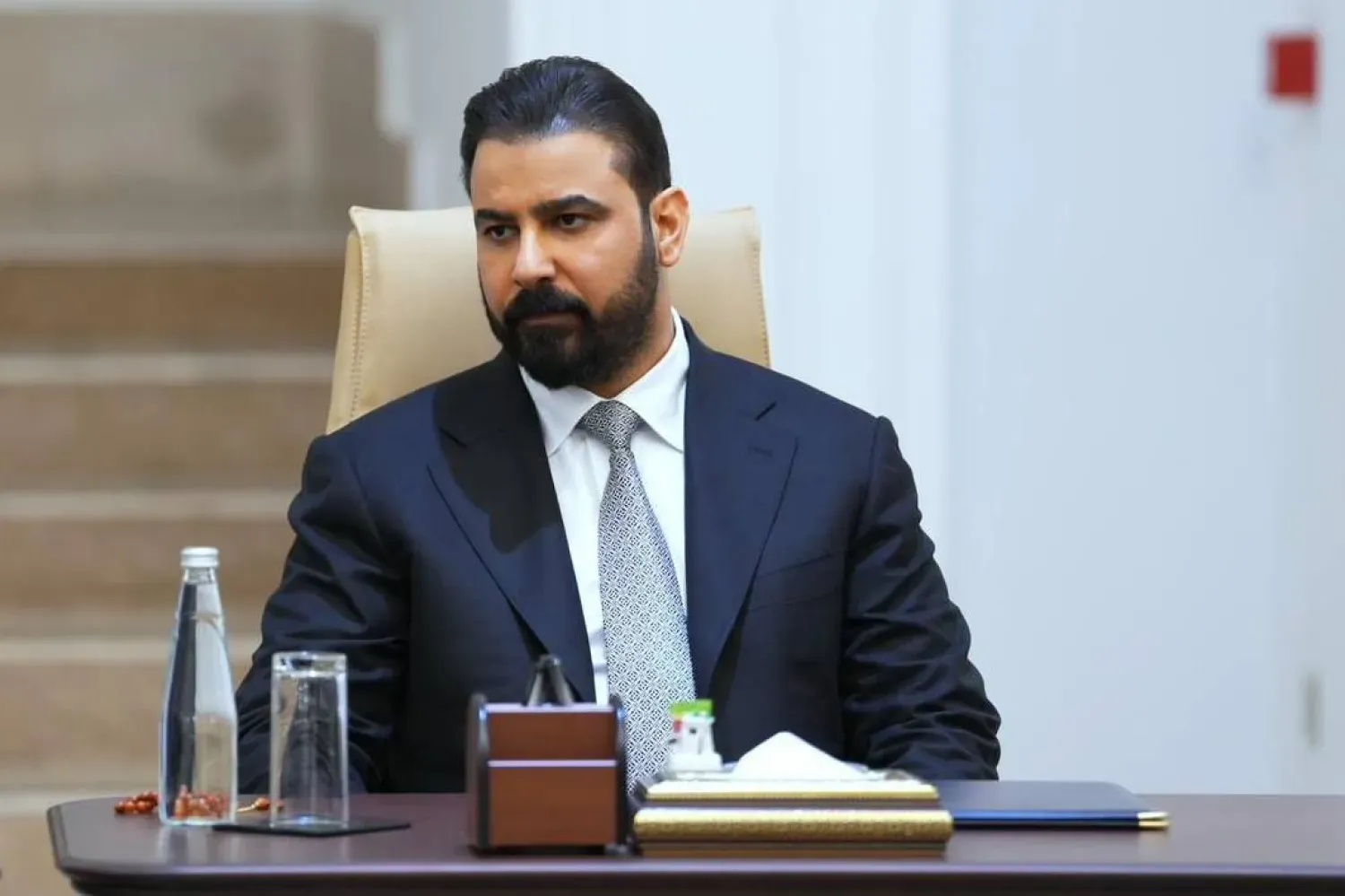 الحكومة تؤكد تأمين الرواتب واعتماد موازنة برامج