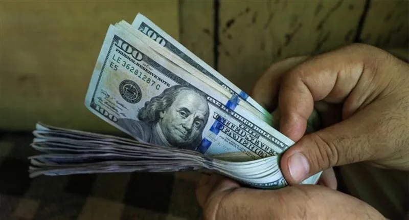 US Dollar Exceeds 155,000 Iraqi Dinars as Weekly Market Trading Commences