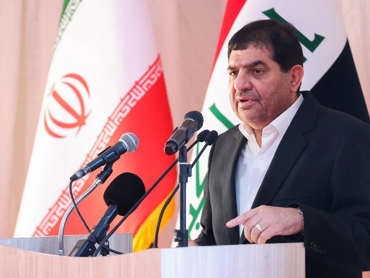 مستشار إيراني يتوعد برد قاسٍ على المعتدين
