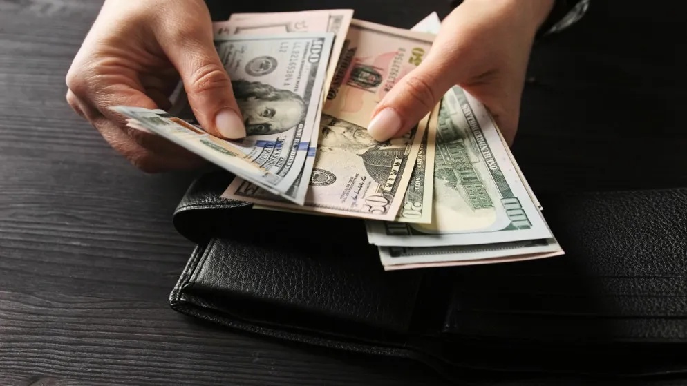 Dollar Stabilizes Amid Central Bank Anticipation While Yen Faces Pressure Despite Rate Hike