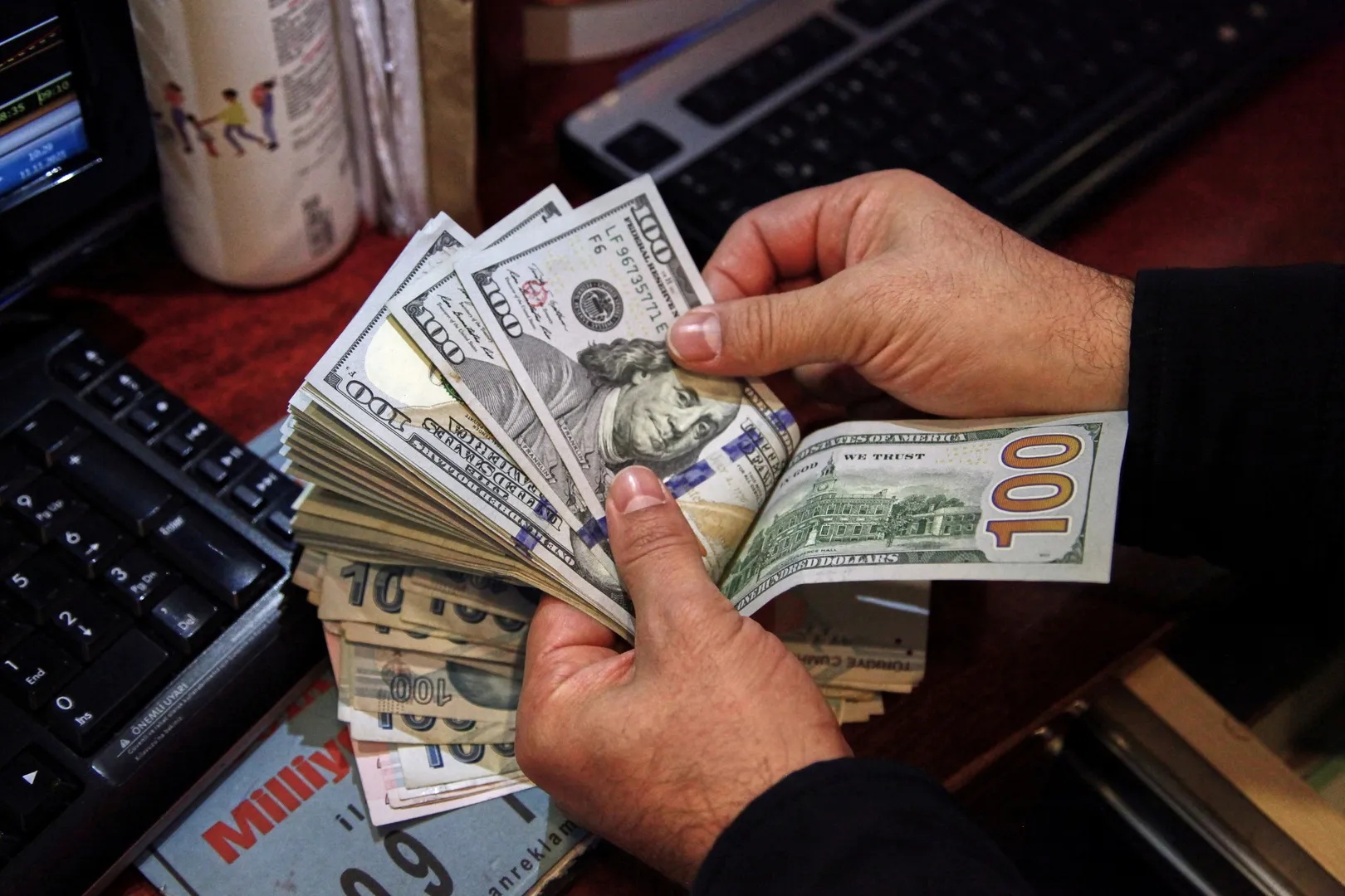 الدولار يلامس 157 ألف دينار عند إغلاق التداول