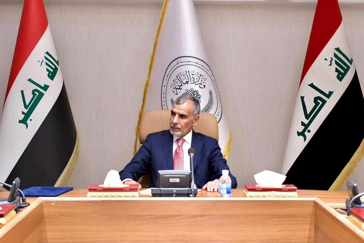 وزير المالية يوجه بصرف العلاوات والترفيعات لموظفي الدولة