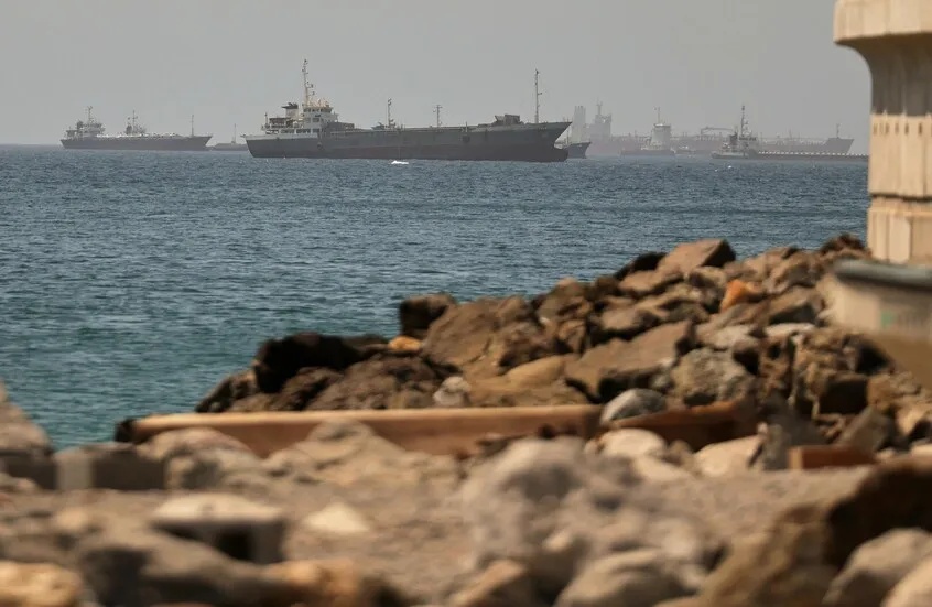 مسؤولون أمريكيون: إيران هاجمت سفينة شحن بمضيق هرمز لاختبار اتفاق إنهاء القتال وإعادة فتح الممر الملاحي الحيوي
