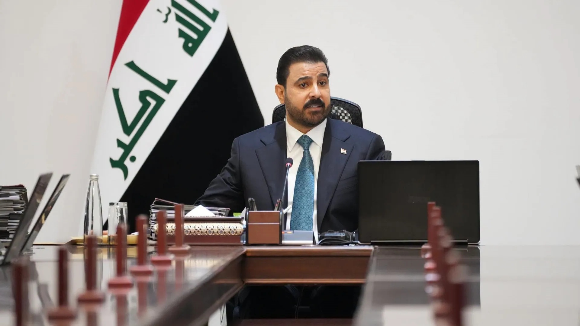 رئيس الوزراء يؤكد تأمين رواتب الموظفين ويشدد على استمرار مكافحة الفساد