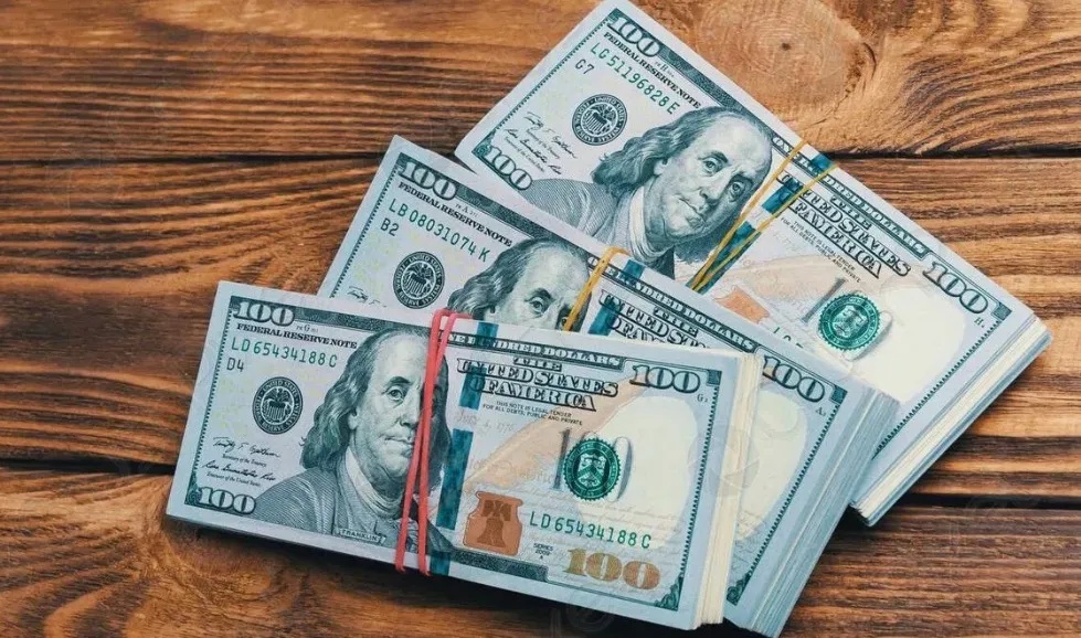 أسعار الدولار تسجل تراجعاً جديداً في الأسواق المحلية بالعراق اليوم