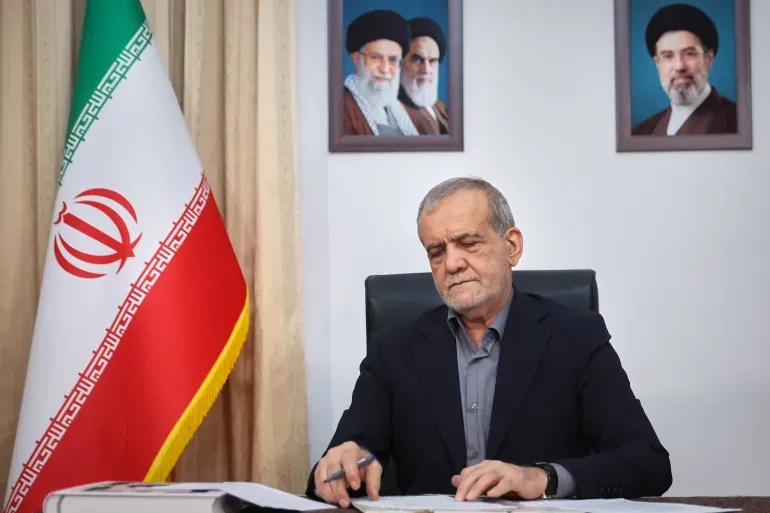 الرئيس الإيراني بزشكيان يؤكد بقاء راية الشعب مرفوعة ولن تسقط