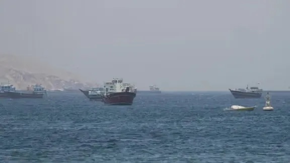 زوارق الحرس الثوري الإيراني تحوّل مسار ست سفن عن الممر العماني