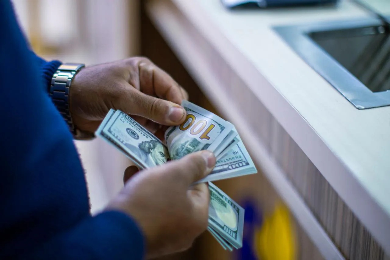 المصرف المركزي يقرر تخفيض سقف الحصة النقدية للمسافرين إلى ألفي دولار شهرياً