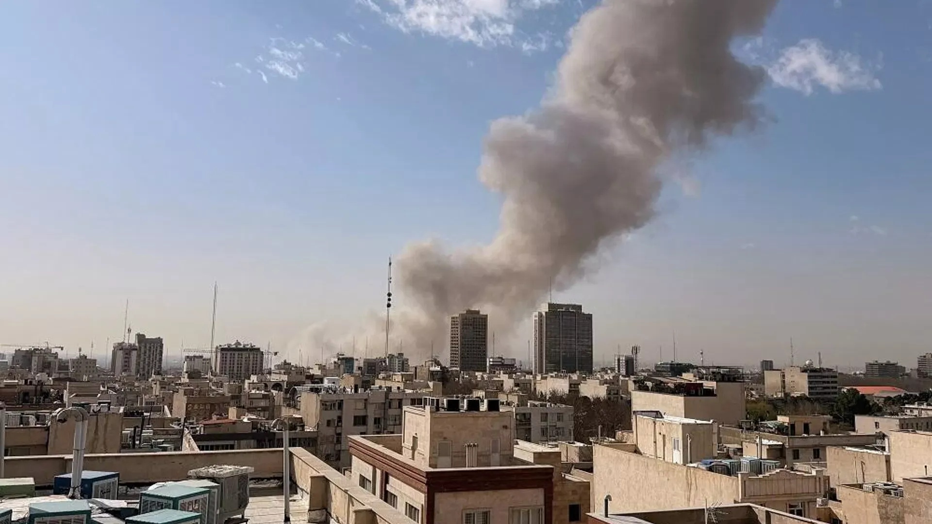 وسائل إعلام إيرانية: استهداف أمريكي محيط محطة بوشهر النووية وقاعدة تشوغاداك العسكرية