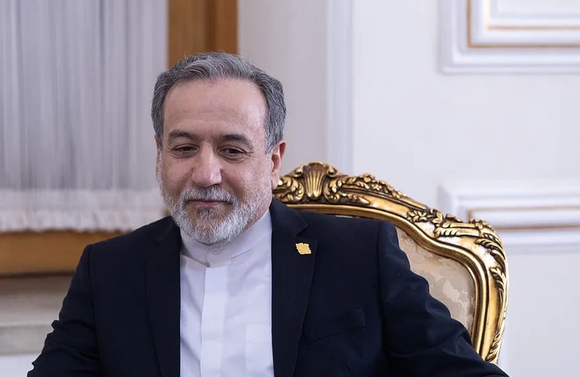 وزير الخارجية الإيراني يتوجه إلى سلطنة عُمان لبحث مستجدات مضيق هرمز