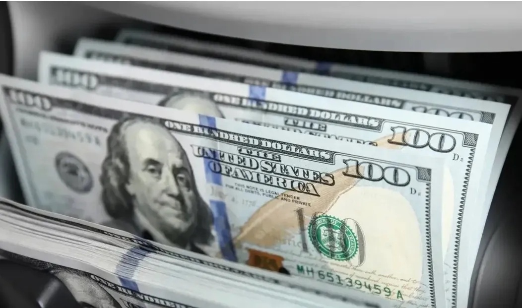 أسعار الدولار الأمريكي تتراجع أمام الدينار العراقي