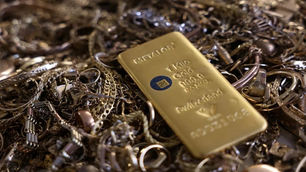 Gold Retreats Globally as Oil Prices Advance