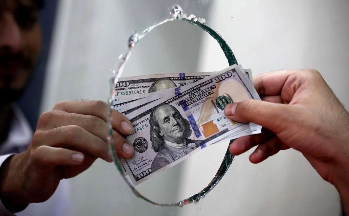 الدولار يعاود الصعود مقابل الدينار في الأسواق