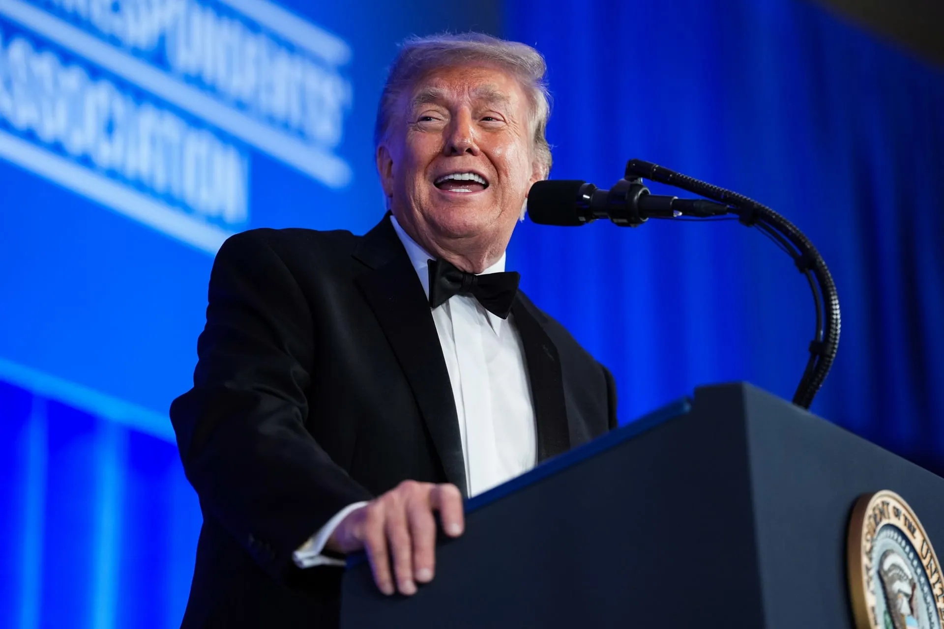 الرئيس الأمريكي يهدد بتدمير إيران ما لم يتم التوصل إلى اتفاق، مؤكداً أفضلية الحل الدبلوماسي