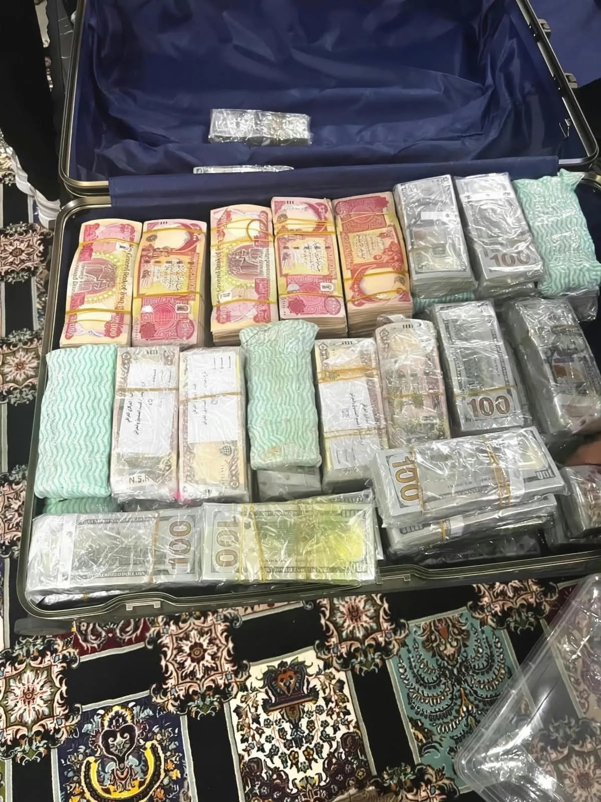 هيئة النزاهة تضبط قرابة تسعة مليارات دينار وسبع سبائك ومصوغات ذهبية في منزل وكيل وزارة الكهرباء لشؤون النقل