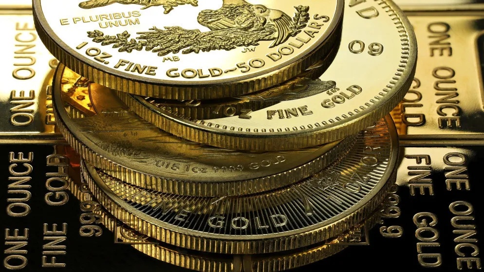 أسعار الذهب تشهد ارتفاعاً طفيفاً بدعم تراجع الدولار وتوقعات الفائدة
