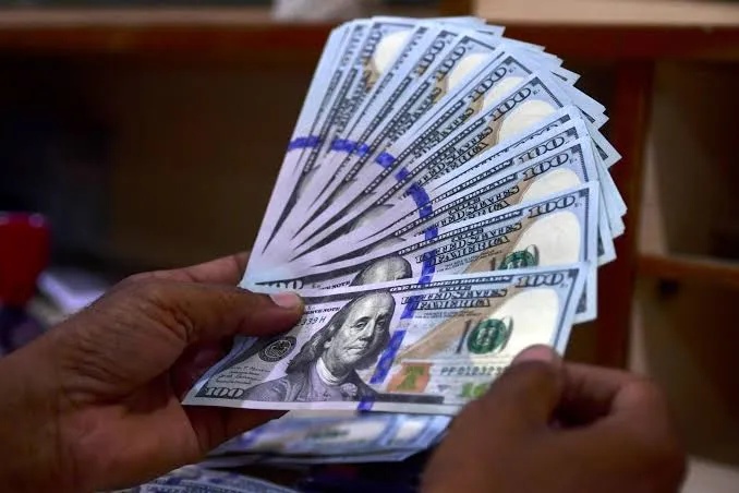 ارتفاع سعر صرف الدولار بالعراق إلى 155 ألف دينار