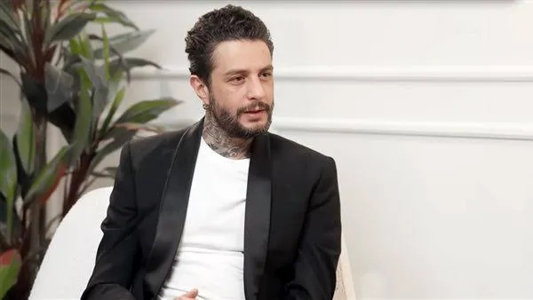 أحمد الفيشاوي يتحدث عن صدمة فقدان والدته وصراعه مع أفكار الانتحار