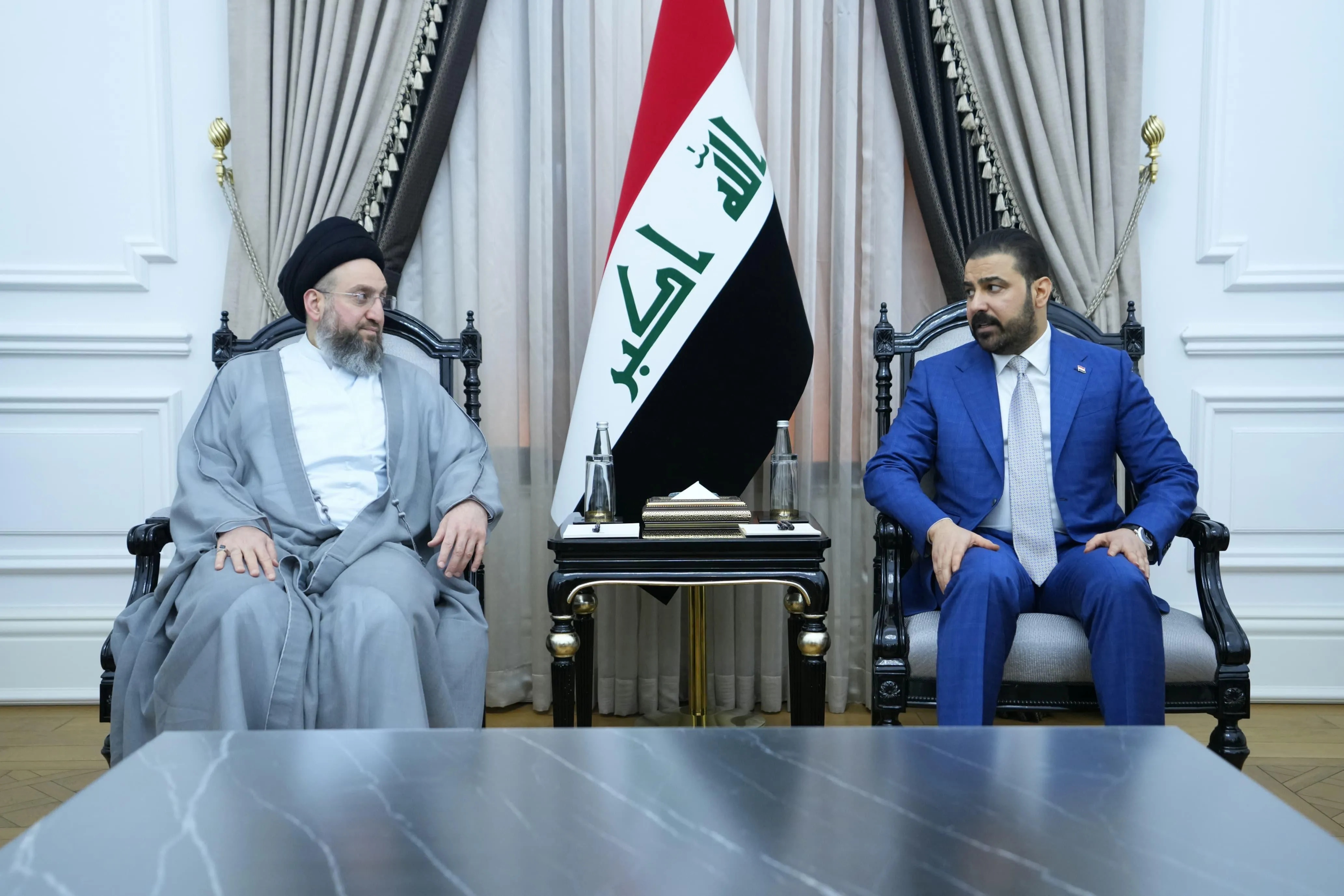 رئيس الوزراء والحكيم يؤكدان أهمية إنجاز تشكيل الحكومة