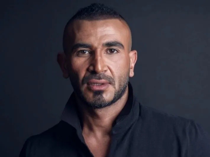 أحمد سعد يمازح جوليا بطرس في زفاف نجلها: "أغني التفاهة دي إزاي!"