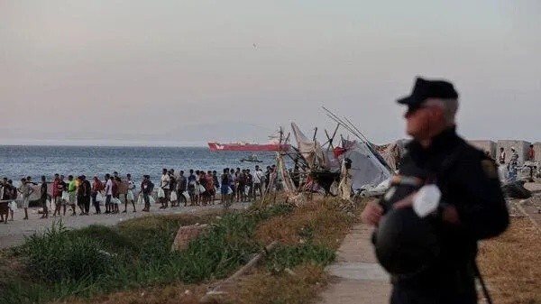 إسبانيا تباشر نقل مئات المهاجرين من شواطئ سبتة إلى مركز استقبال جديد بالميناء