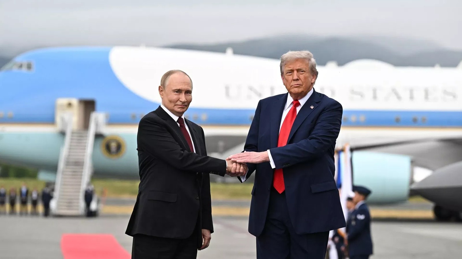 Kremlin Confirms Putin's Readiness for Trump Meeting, Offers to Host Zelensky