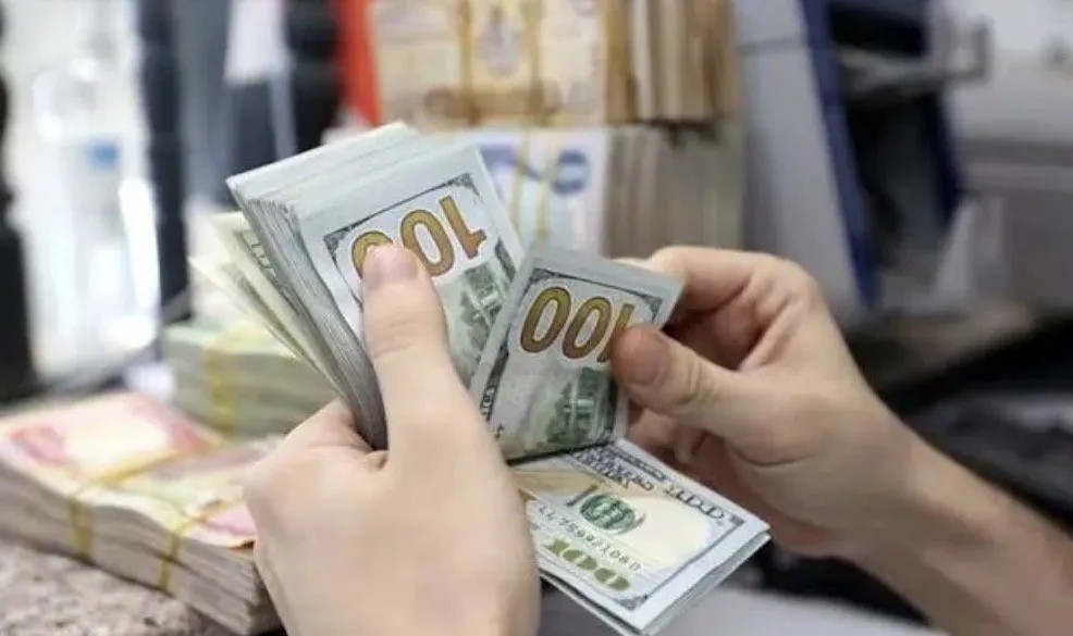 تراجع أسعار الدولار مقابل الدينار الأربعاء