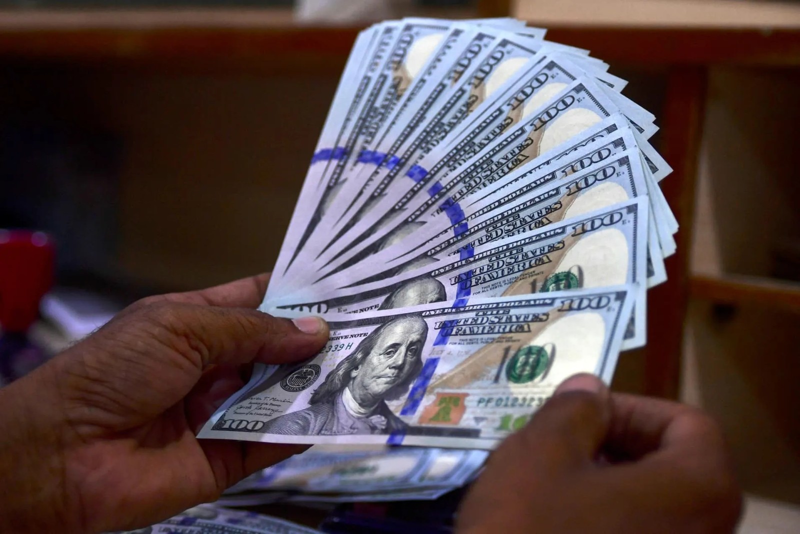 أسعار صرف الدولار تتراجع في العراق اليوم الأحد