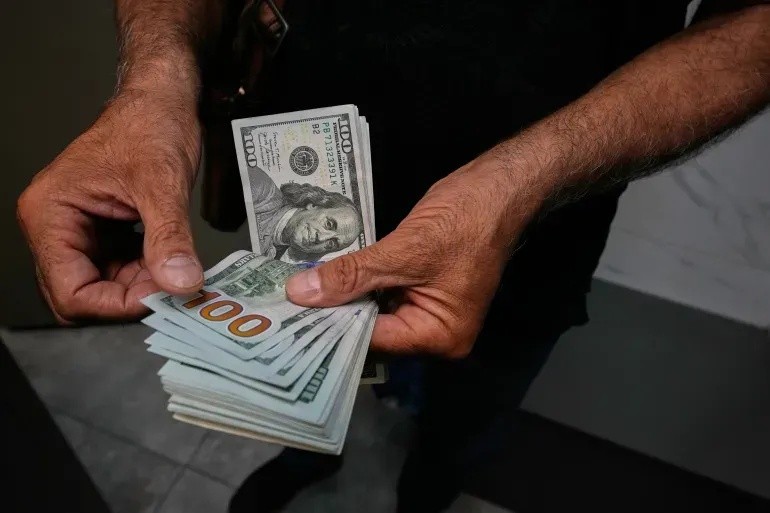 تحركات الدولار قرب أعلى مستوياته الشهرية