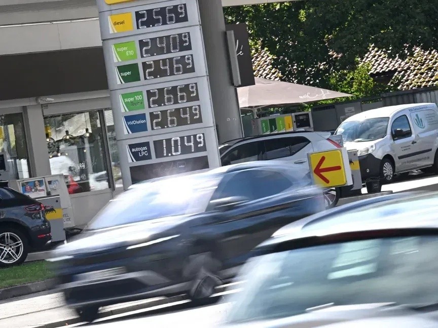 European Union Weighs French Plan to Release Diesel Reserves Under American Pressure