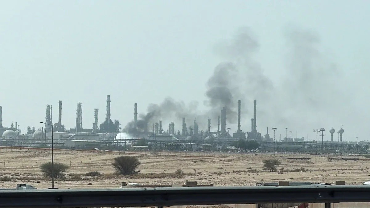 تصاعد ألسنة اللهب والدخان بالقرب من موقع يتبع أرامكو السعودية بالرياض