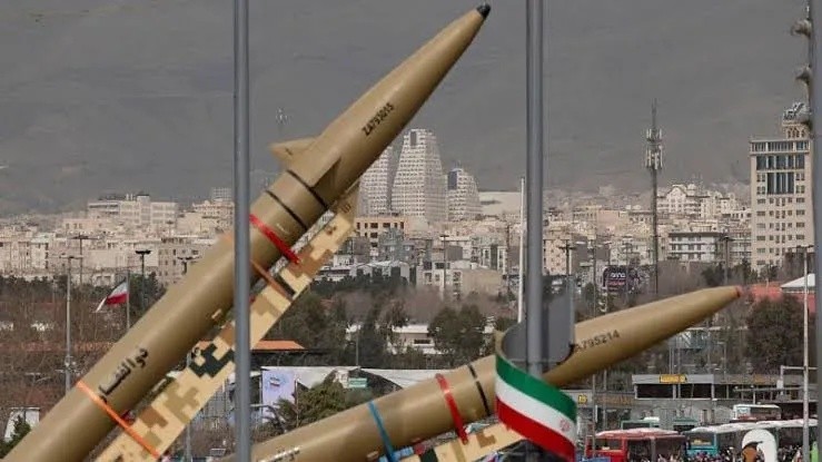 إيران تقرر زيادة مدى ترسانتها الصاروخية العسكرية