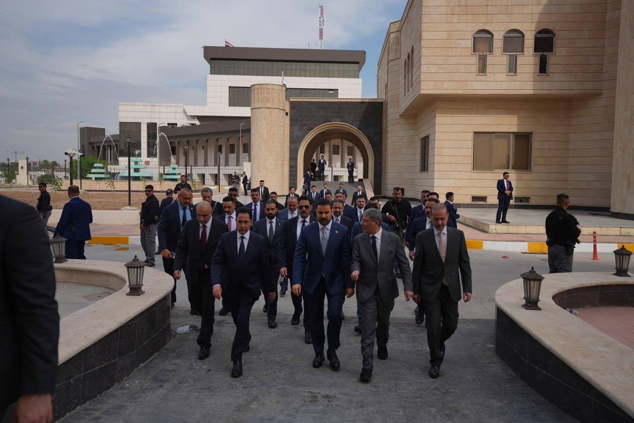 الحكومة تتمسك بإجراءات ضبط الصرف ومنع المضاربة المالية
