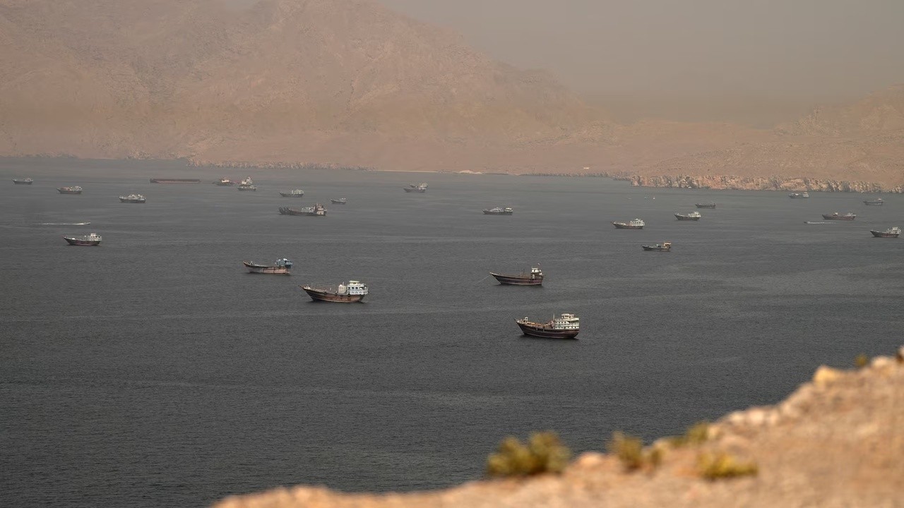 استهداف ناقلة نفط بانفجار في مضيق هرمز