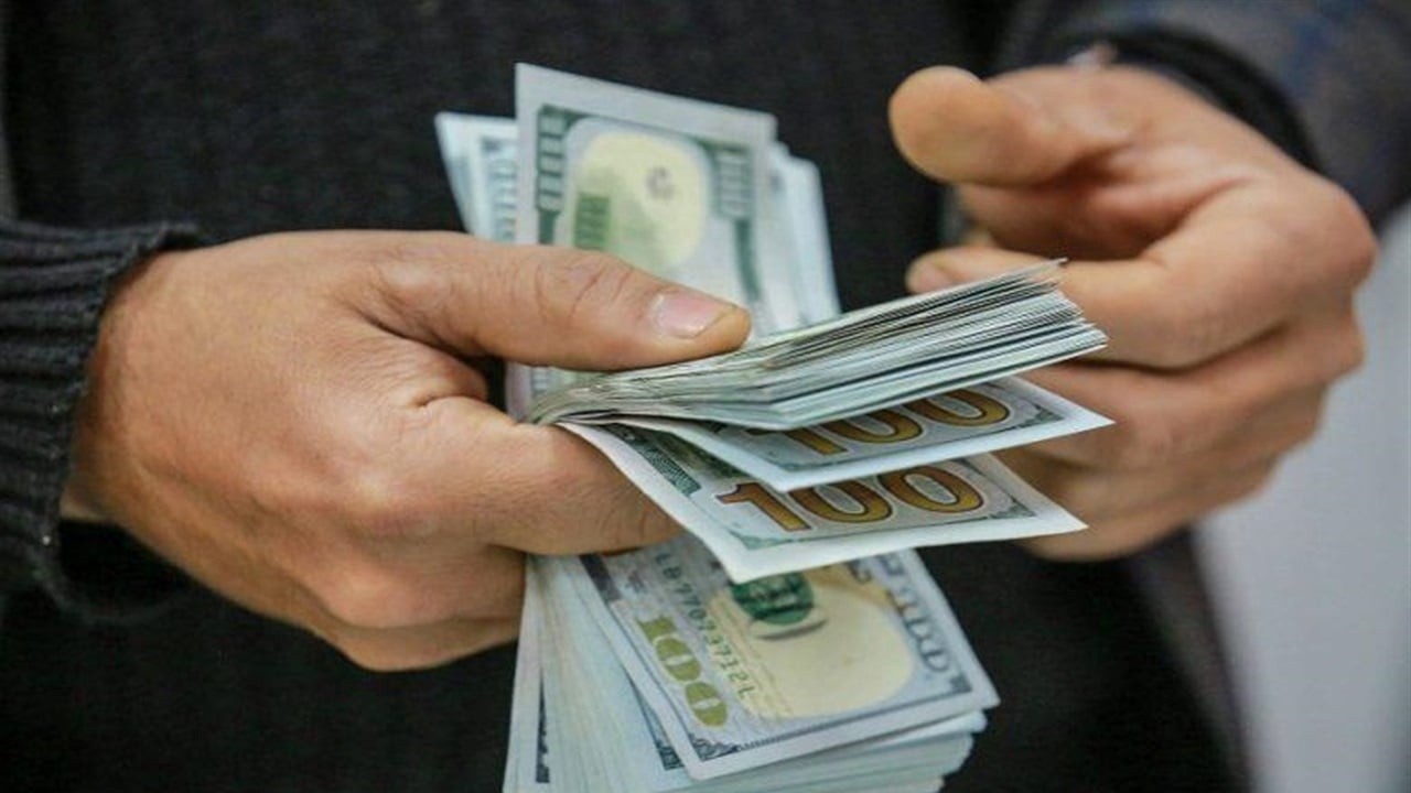 استمرار ارتفاع أسعار الدولار مقابل الدينار رغم تراجعها المسائي