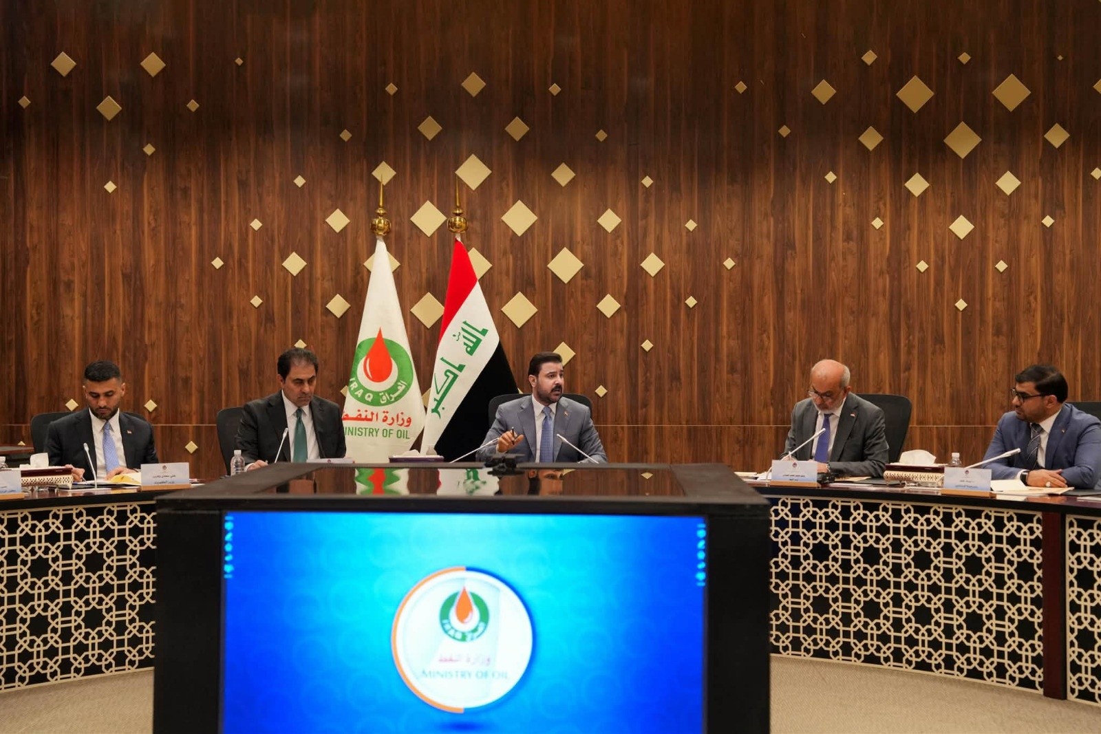 الحكومة تتحرك لرفع العائدات النفطية وتكليف إداري رفيع لمتابعة ملف الإنتاج والتصدير