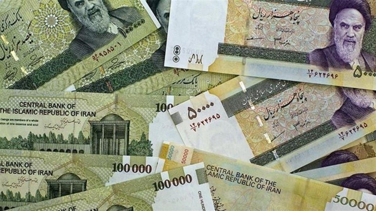 تراجع العملة الإيرانية مقابل الدولار وسط ضغوط اقتصادية متزايدة