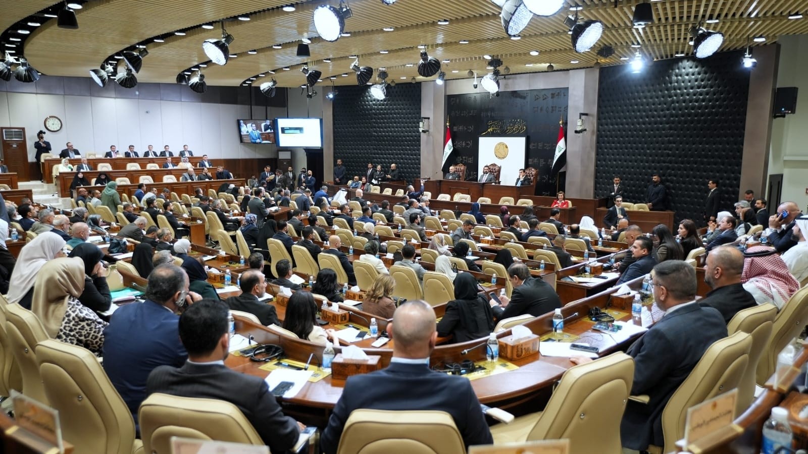 مجلس النواب يقرر تمديد الفصل التشريعي ويمنح إجازات طويلة للموظفين