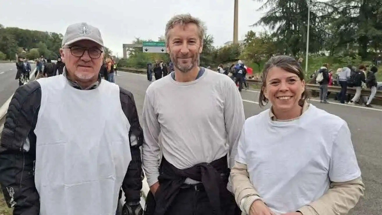 White Vests Movement Emerges in France to Counter Protest Violence